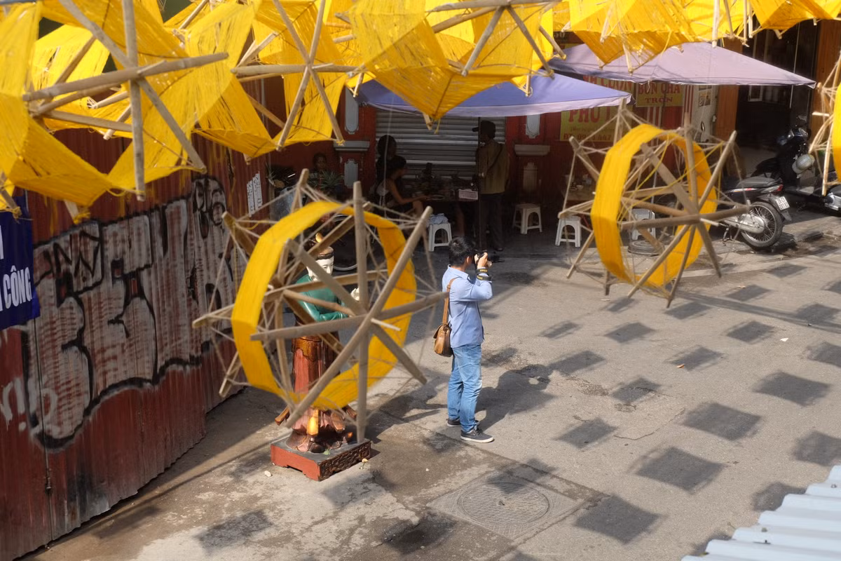 Người dân đến phố Đào Duy Từ từ sáng sớm để lưu lại những bức ảnh đẹp.