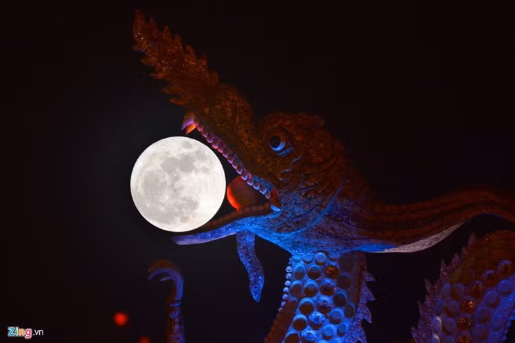 Ngày 14/11, hiện tượng siêu trăng kỳ thú - siêu mặt trăng lớn nhất, đẹp nhất trong 7 thập kỷ qua (kể từ năm 1948) đã "nóng" dư luận. Ảnh siêu trăng được chụp tại Hà Nội. Nguồn ảnh: Zing.