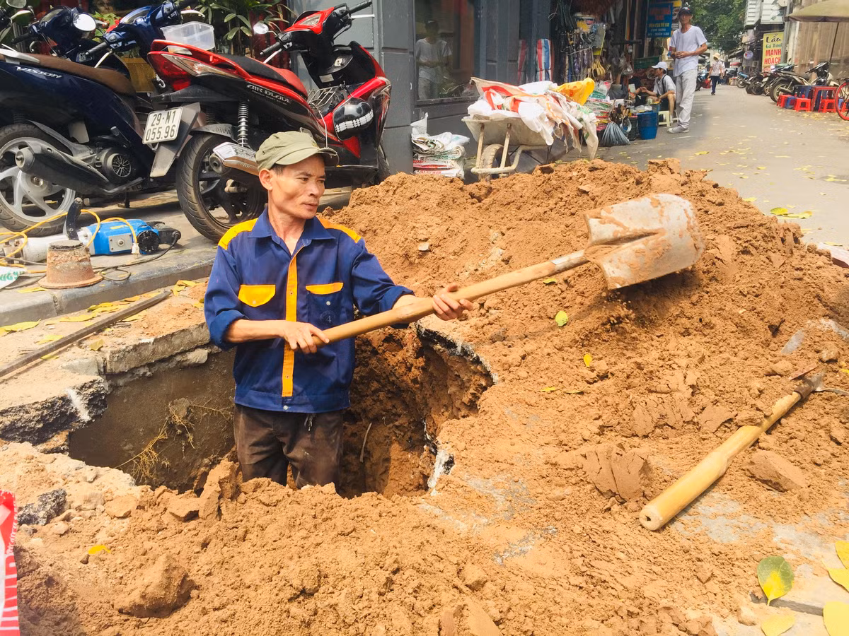 Tay vừa đào đất, chú vừa nói: “Úi giời! Giờ đã là gì, 12 rưỡi chú mới nghỉ cơ”. Khi PV hỏi: “Nắng thế này sao chú không xin nghỉ cho đỡ mệt”. Chú cười: “Nghỉ thì mọi người lấy nước đâu để dùng à cháu…!”. 
