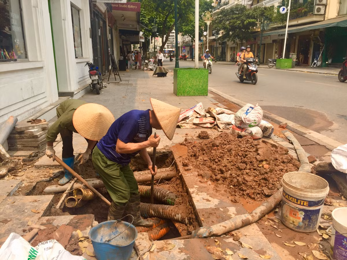 Mồ hôi nhễ nhại nên chiếc áo để che nắng, giờ cũng ướt đẫm mồ hôi.