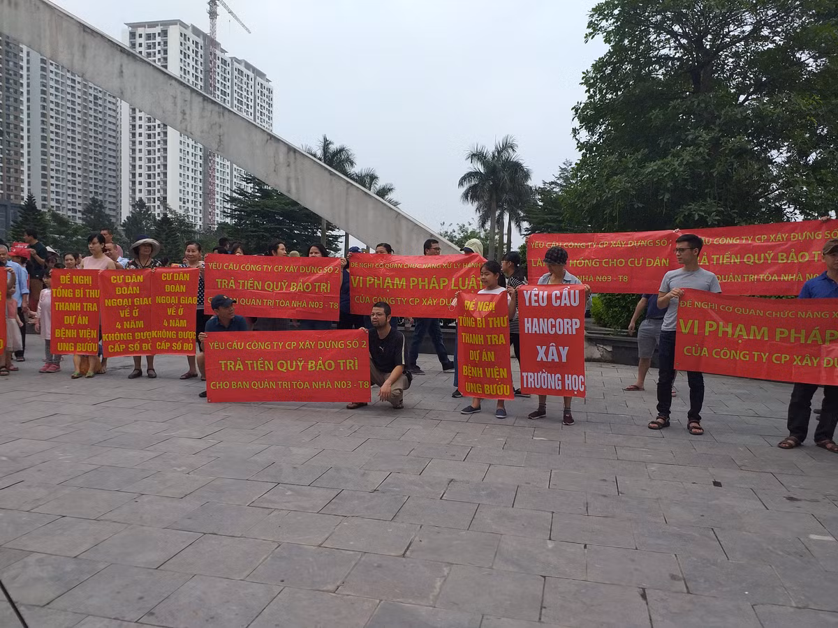 Bà Cù Phương Dung (tòa N01 T5) cho biết: Cư dân được biết rằng mình sẽ được hưởng những tiện ích trên 4 khu đất công cộng gồm trường học, tổ hợp thể dục thể thao, vườn hoa... nên mới quyết định mua nhà. Tuy nhiên, khu đô thị đã bị điều chỉnh quy hoạch và người dân không đồng ý.