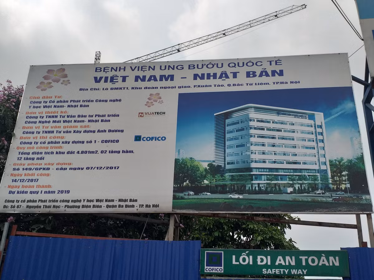 Ông Phạm Văn Tuấn (62 tuổi, cư dân khu Ngoại Giao Đoàn) bày tỏ lo lắng: "Việc xây dựng bệnh viện u bướu ngay trong lòng một khu đô thị hàng chục nghìn cư dân, ngay sát khu xử lý nước thải tiềm ẩn các nguy cơ lây nhiễm chéo giữa bệnh viện, nguồn nước ngầm của toàn thành phố, hệ thống hồ điều hòa của khu đô thị".