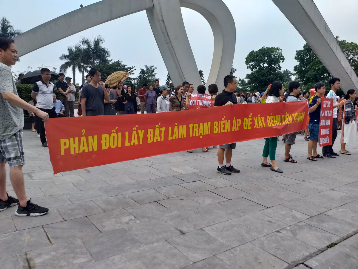 Hancorp xe dat xay benh vien, cu dan Ngoai Giao Doan lai xuong duong phan doi