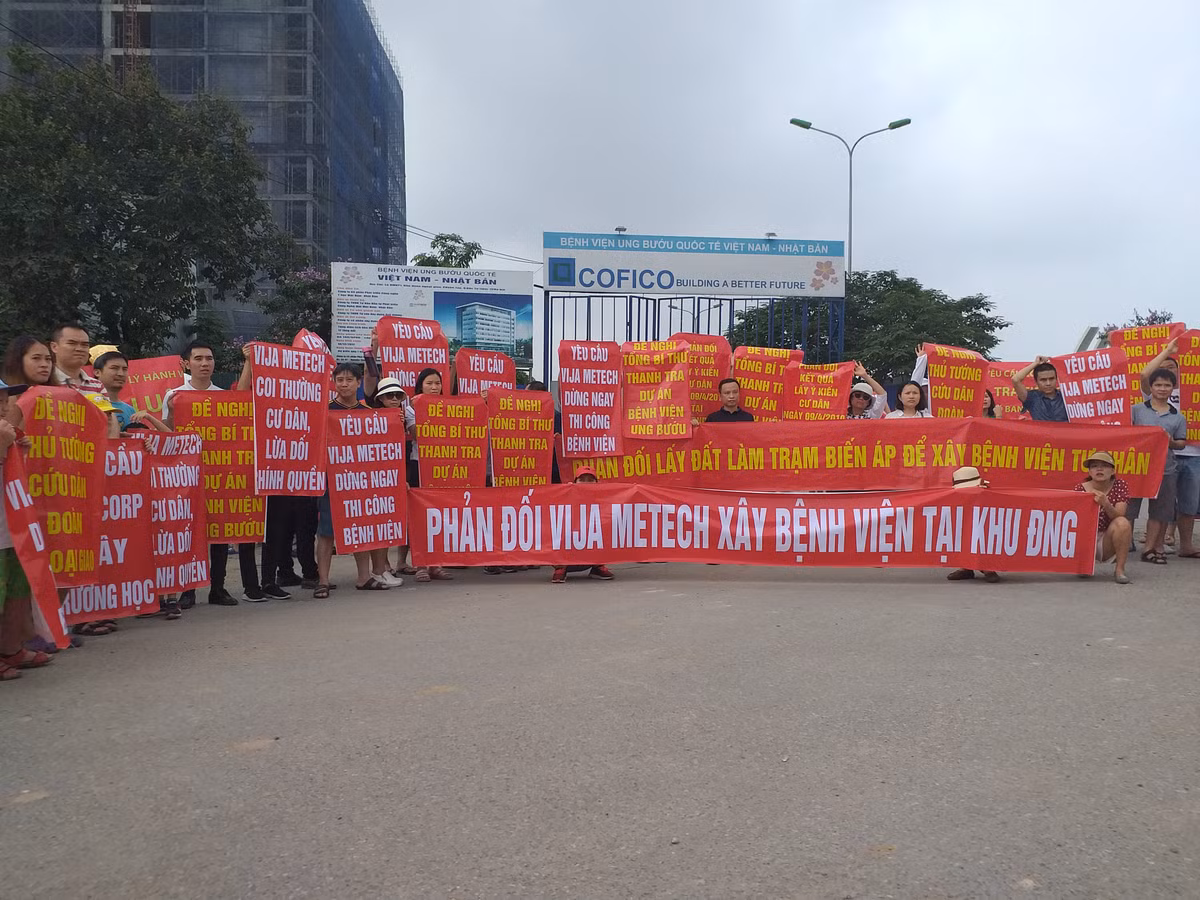 Hầu như tất cả các vấn đề bức xúc từ trước đến nay tại khu đô thị Ngoại Giao Đoàn đã được cư dân viết lên băng rôn.