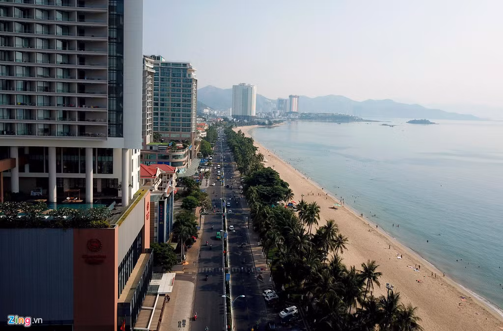 Nhiều chuyên gia đánh giá, đường Trần Phú có giá trị không chỉ về địa ốc mà còn là "xương sống" không thể thiếu của phố biển. Tuy nhiên, tình trạng quá tải ở tuyến đường này hiện chưa có hướng giải quyết.