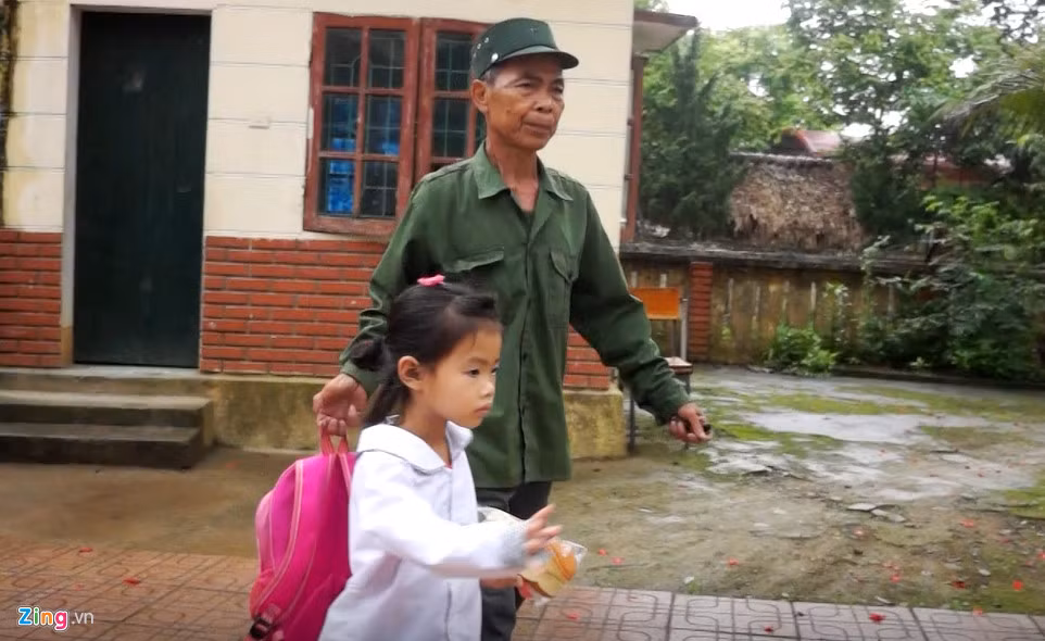 Đưa cháu gái lớp 2 đến trường, cụ ông này khá buồn và lo lắng. Ông nói sự việc xảy ra "quá đáng tiếc" và gia đình có lo lắng, song vẫn phải cho cháu đi học.
