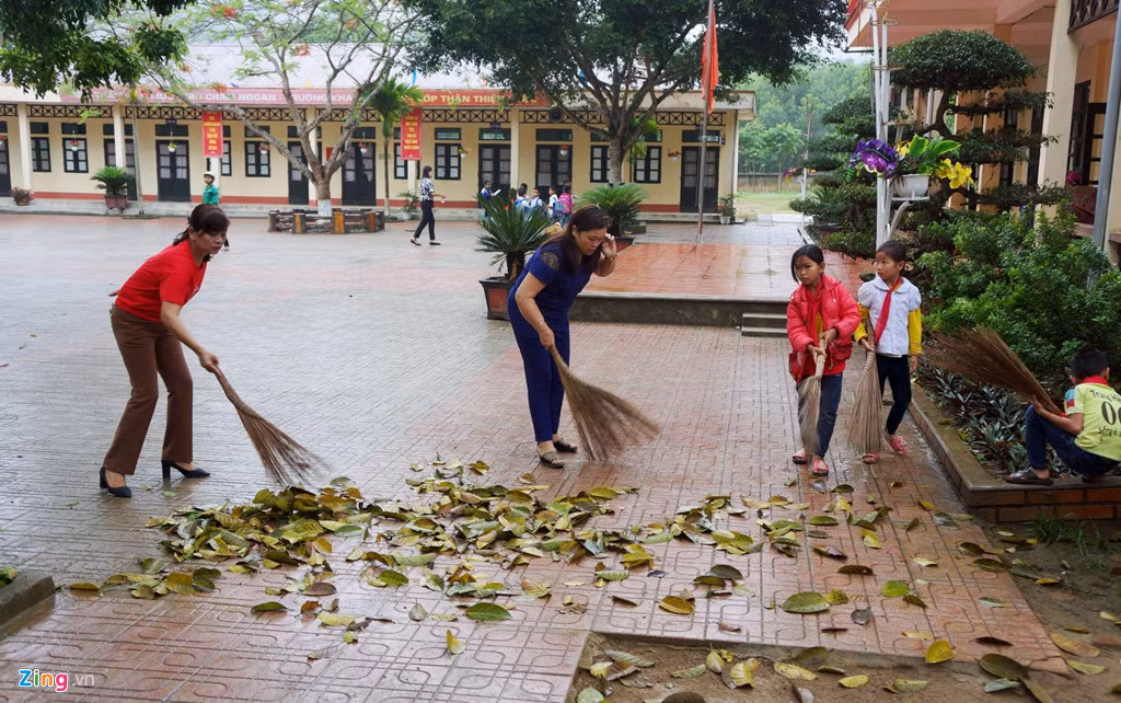 Trước giờ học, các cô giáo hướng dẫn học sinh dọn dẹp lại vệ sinh trong khuôn viên trường.