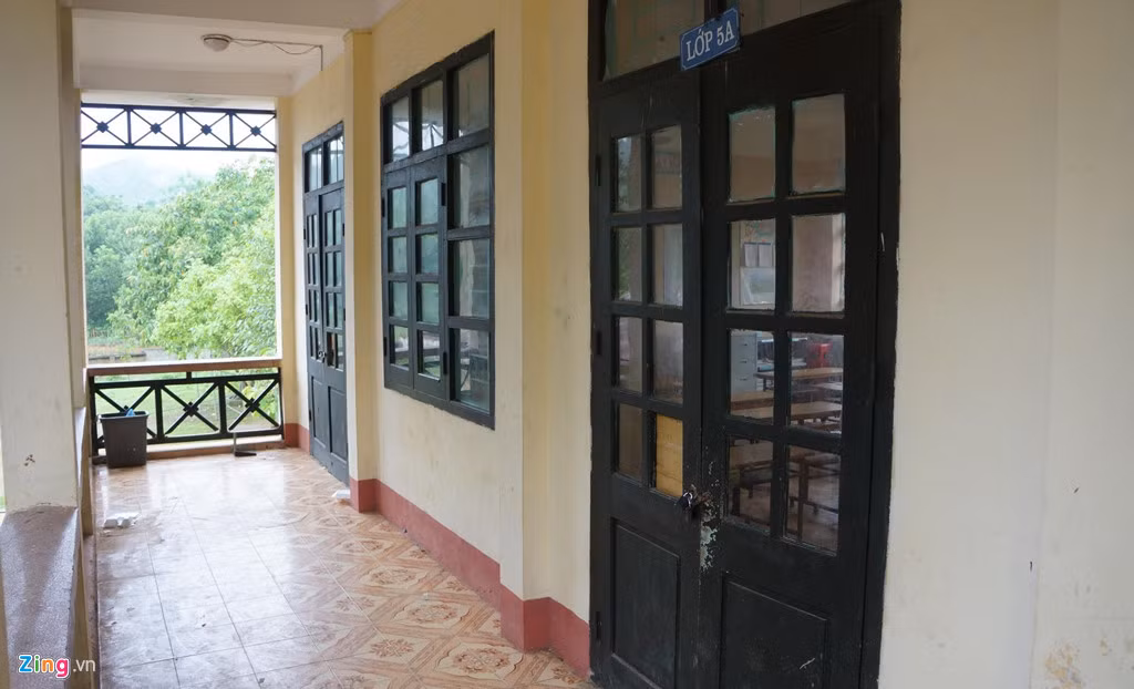 Lớp 5A - nơi kẻ lạ mặt dùng dao tước đoạt mạng sống của em Lê Hữu Phước - hiện khóa cửa. Ông Lê Thiên Quang, Hiệu trưởng nhà trường, cho biết sau vụ việc, lớp 5A sẽ đóng cửa một thời gian vì lo ngại ảnh hưởng đến tâm lý của giáo viên và học sinh.