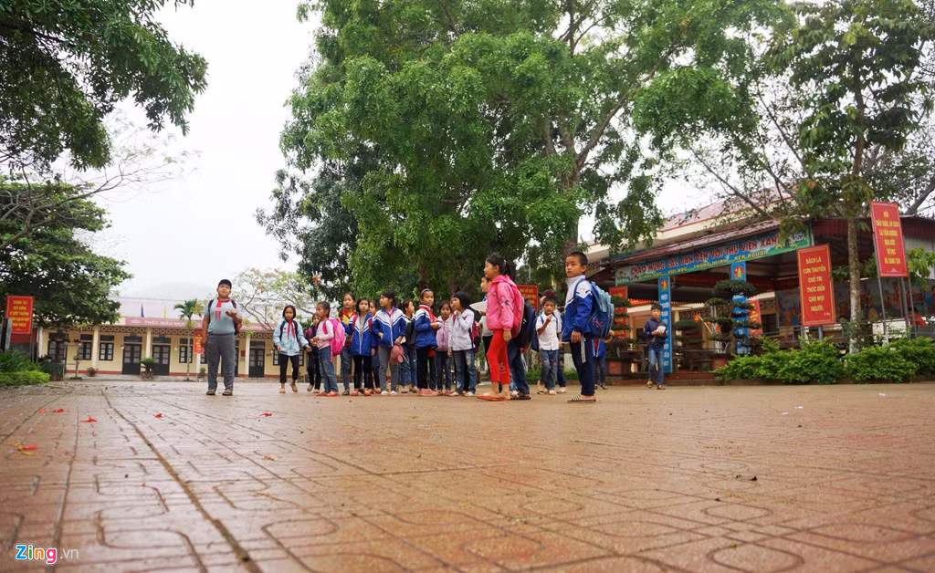 Trong tiết trời mây mù, mưa phùn phảng phất, không khí ngôi trường tiểu học miền núi này trầm lắng hơn thường lệ. Nhiều em còn tỏ ra sợ hãi sau sự việc hôm qua.