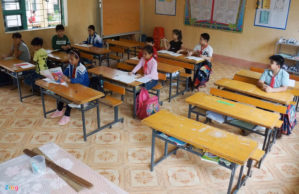 Giờ học diễn ra nhưng các em không đến đông đủ như thường lệ. Nhiều lớp, học sinh đến không được một nửa sĩ số, cả dãy bàn ghế để trống. 