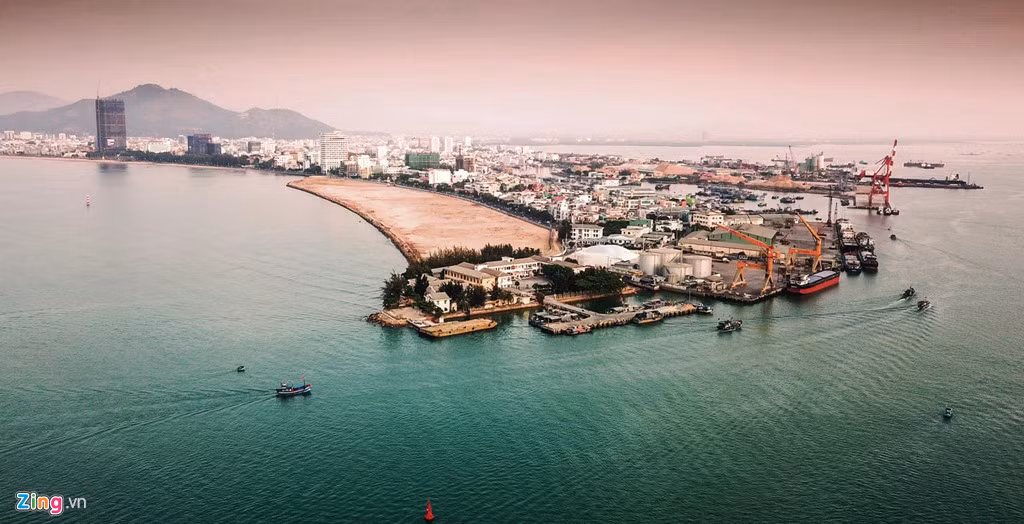 Ông Tô Tử Thanh, nguyên Bí thư Tỉnh ủy Bình Định, cho rằng việc xác định giá trị tài sản cảng Quy Nhơn có nhiều khuất tất. “Chỉ cần bán 2 cần cẩu và thương hiệu cảng Quy Nhơn thôi cũng đủ thu trên 400 tỷ, đó là chưa kể bao nhiêu tài sản khác nữa”, ông Thanh nói.