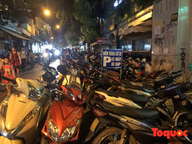 Trên tuyến phố Lương Văn Can, các điểm trông xe tự phát lấn chiếm cả lòng đường lẫn vỉa hè làm bãi gửi xe trái phép. 