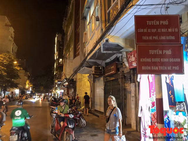 Tuy ngay từ đầu phố Hàng Gai đã có biển cấm, nhưng các bãi gửi xe tự phát vẫn mọc lên.