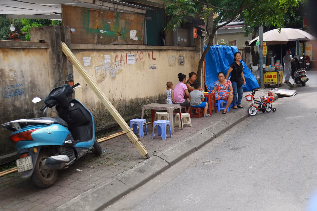 Bất chấp tử thần, nhiều người vẫn bán hàng mưu sinh, ngồi ngay dưới bức tường sắp đổ.