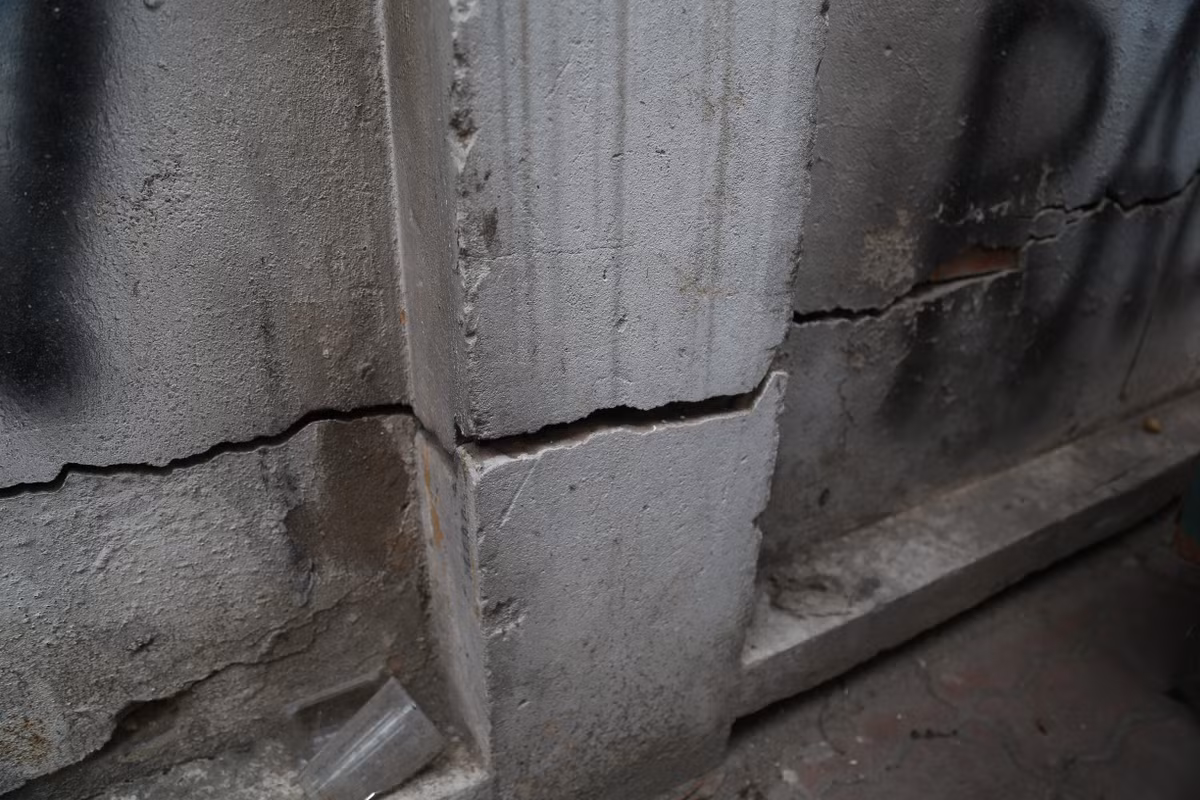 "Những chiếc cột này dựng lên đây khoảng 2 năm nay rồi. Nhiều người đi qua toàn bảo nhau chỗ này rất nguy hiểm, chủ yếu cái gốc tường không có nó đổ thì đương nhiên. Giờ "cha chung không ai khóc" thì biết kiến nghị với ai?" - Một người dân sống gần đó cho biết.