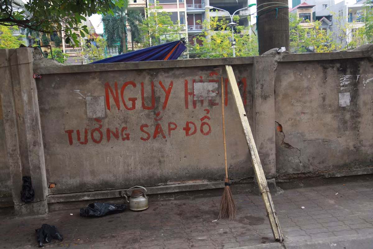 "Nguy hiểm - tường sắp đổ" - người dân viết cảnh báo.