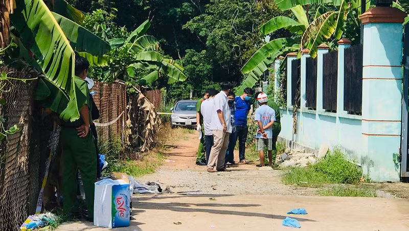 Cũng trong ngày 16/5/2019, công an tỉnh Bình Dương đã phát đi thông tin nhận dạng hai thi thể được phát hiện trong ngôi nhà nói trên, đồng thời truy tìm nhóm người thuê nhà bí ẩn.