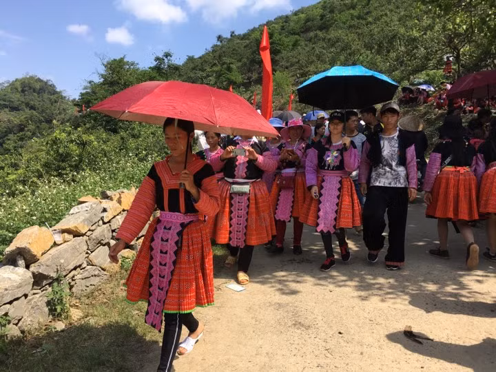 Son La: Xem gai Mong thi hai man tai Moc Chau-Hinh-4