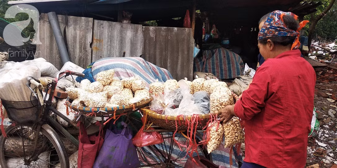 Người dân sinh sống bức xúc về việc rác thải đổ ngập ngụa quanh lối đi, đến mương hồ đen ngịt.