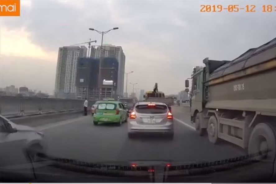Đến khi lại gần người ta mới thấy nguyên nhân do 1 lái xe ô tô đã dừng cạnh giải phân cách thản nhiên "giải quyết nỗi buồn" (Theo:Dân Trí)