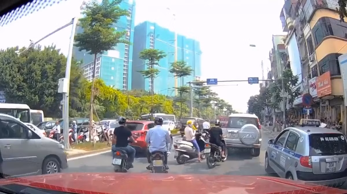 Vụ việc xảy ra vào lúc 10h ngày 27-10-2017 trên phố Kim Mã (Hà Nội)