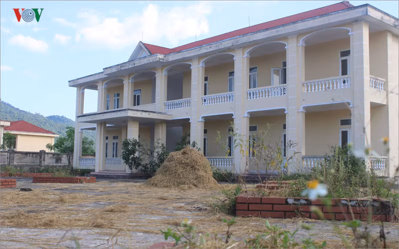 Nhiều khu vực khuôn viên của trường học được người dân tận dụng làm sân phơi.