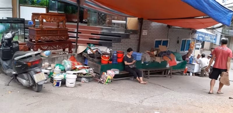 Các con dốc - đường vào ngõ cũng bị biến thành nơi buôn bán vô cùng nguy hiểm