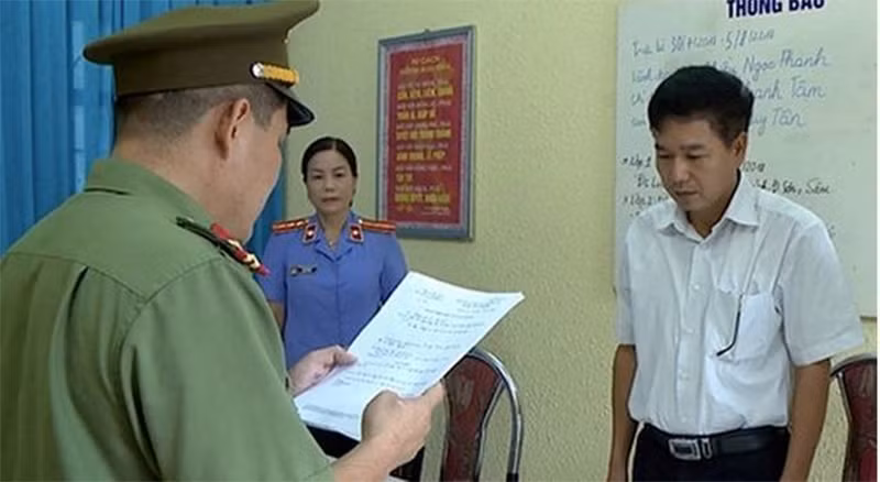Gian lan thi cu o Son La: Giam doc So GDDT bi trieu tap-Hinh-2