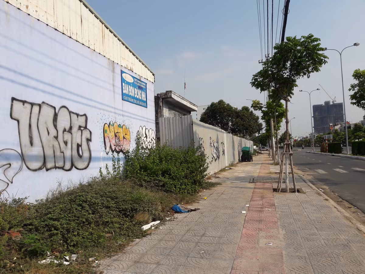Theo người dân, mặc dù thời gian diễn ra đã lâu nhưng không được cơ quan chức năng kiểm tra, xử lí.