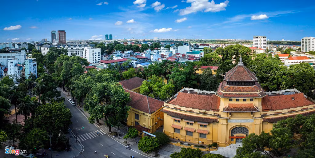 Phố Lê Thánh Tông trước cửa Đại học Dược luôn mát mẻ bởi có nhiều cây xanh. Nền nhiệt tại con phố này chỉ dao động ở mức dưới 35 độ C.
