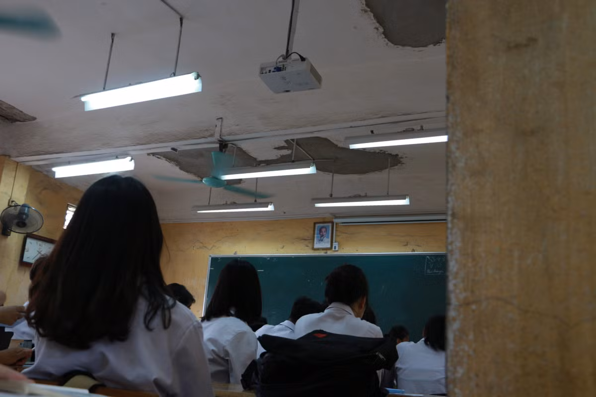 Em Ngô Minh Phương (học sinh lớp 11A2) cho biết: "Phải học trong một ngôi trường có cơ sở vật chất khá xuống cấp thế này, em cảm thấy rất sợ các mảng vữa rơi xuống. Nhiều lúc các cô nhắc chúng em nên tránh ngồi dưới chỗ có mảng vữa".