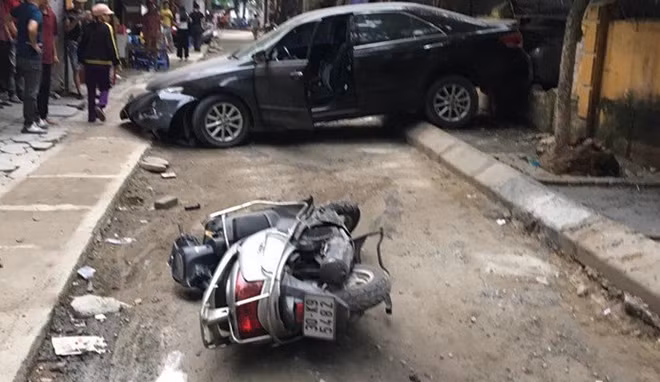 Ha Noi: Mot phu nu lui xe o to dam chet nguoi