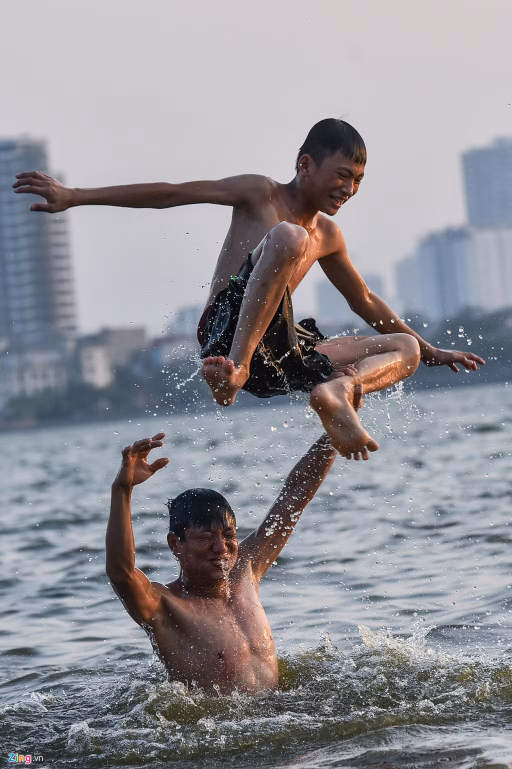Thanh niên phải đi xa cách bờ 50 m mới có thể nhảy santo như ở bãi biển.