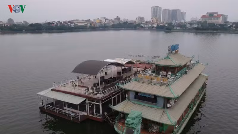 Tiếp đó, hàng loạt nhà hàng nổi bị UBND phường Thuỵ Khuê cưỡng chế tháo dỡ cầu dẫn, lý do vi phạm trật tự xây dựng. Sau đó, các nhà hàng nổi buộc phải di dời về Đầm Bảy (phường Nhật Tân, quận Tây Hồ) chờ chỉ đạo.