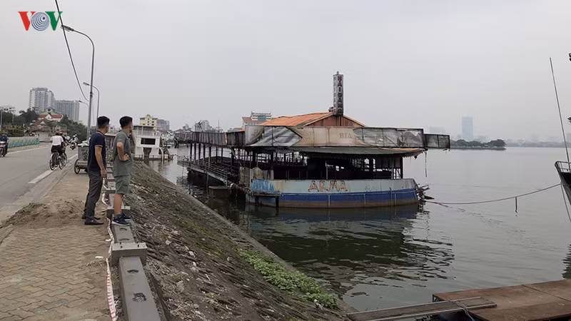 Ngày 2/5, vừa qua một tàu nổi bỏ hoang bốc cháy gây mất an toàn trị an khu vực.