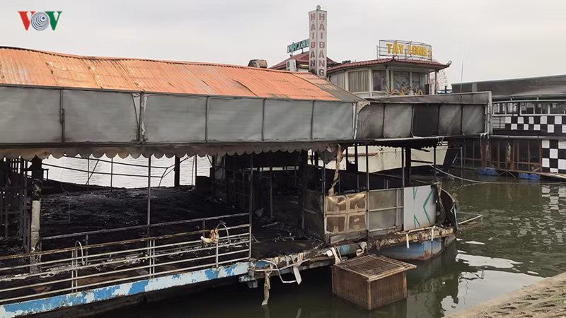 Thuyển nổi trơ khung sắt.