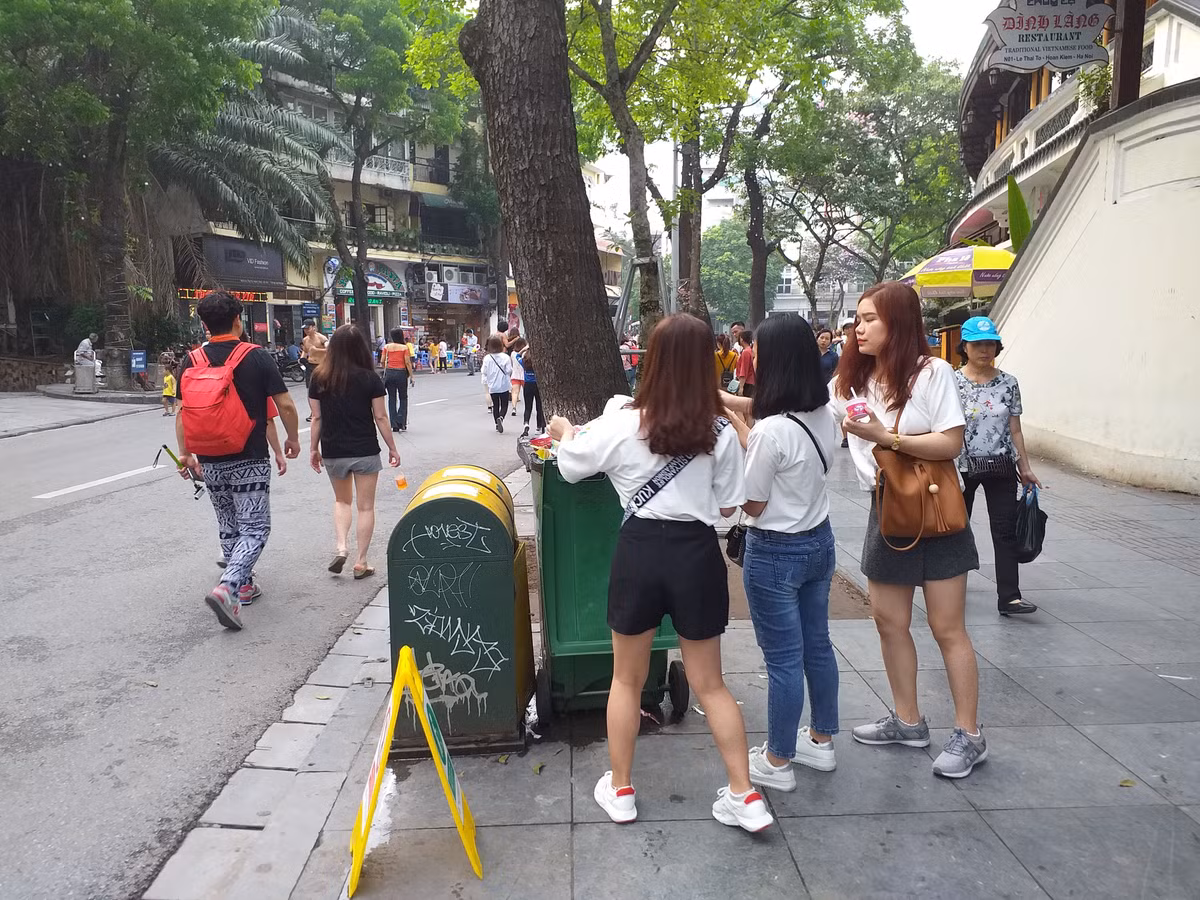 Ha Noi phat 7 trieu dong voi hanh vi vut rac tren pho di bo-Hinh-2