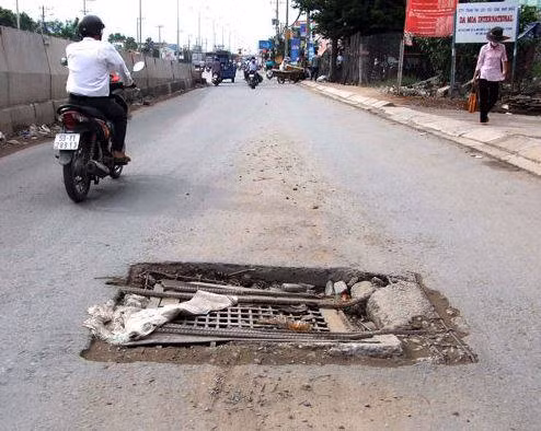Những "cái bẫy" này vừa gây nguy hiểm cho người tham gia giao thông, vừa mất mỹ quan đô thị.