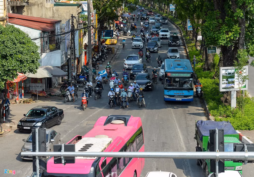 Ngày 17-18/5, nhiệt độ cao nhất ở Hà Nội là 38-39 độ C (đo trong lều khí tượng) và ở mức 44-46 độ C độ khi đo ngoài trời. Người đi xe máy trên đường Láng dừng đèn đỏ cách ngã tư hàng chục mét để hưởng bóng mát của tán cây.