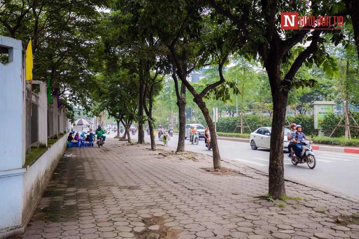 Theo ghi nhận của PV, vỉa hè trên đường Tôn Thất Thuyết đã hư hỏng và xuống cấp. Lợi dụng vỉa hè rộng, nhiều người đã mở các quán nước, hàng ăn.
