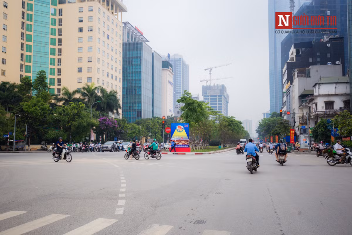 Đoạn Liễu Giai - Văn Cao cũng nằm trong các tuyến đường được xén dải phân cách để mở rộng lòng đường.