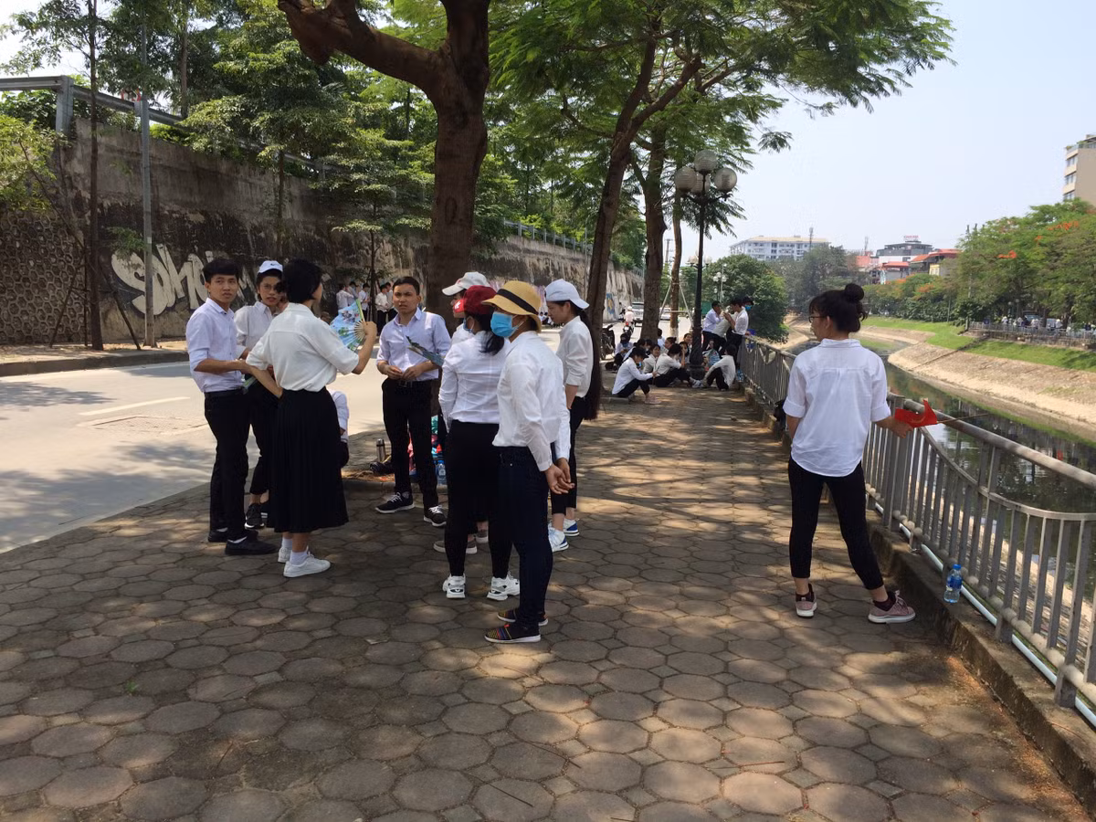 Ngoài việc đặt máy ở dòng sông, mọi người nhặt rác quanh hai bên đường.