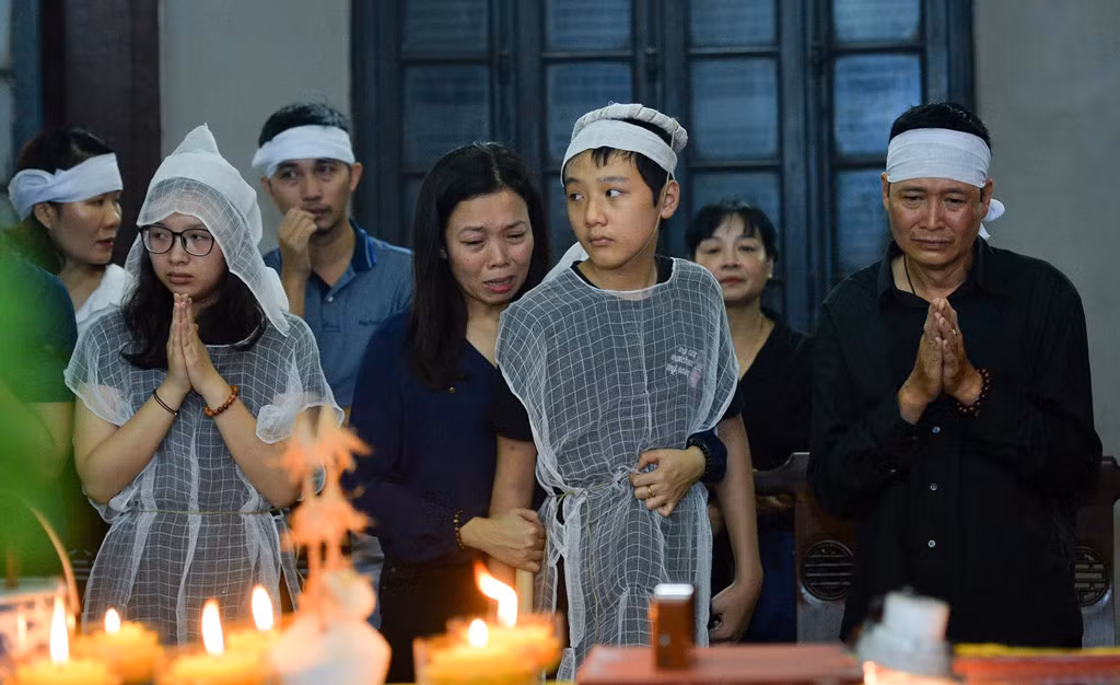 Vụ tai nạn xảy ra vào rạng sáng 1/5 tại hầm Kim Liên (Hà Nội) đã cướp đi mạng sống của hai phụ nữ, trong đó có chị Yến. Những người đến viếng không kìm được nước mắt khi chứng kiến hai con của chị ngậm ngùi đứng trước linh cữu người mẹ xấu số.