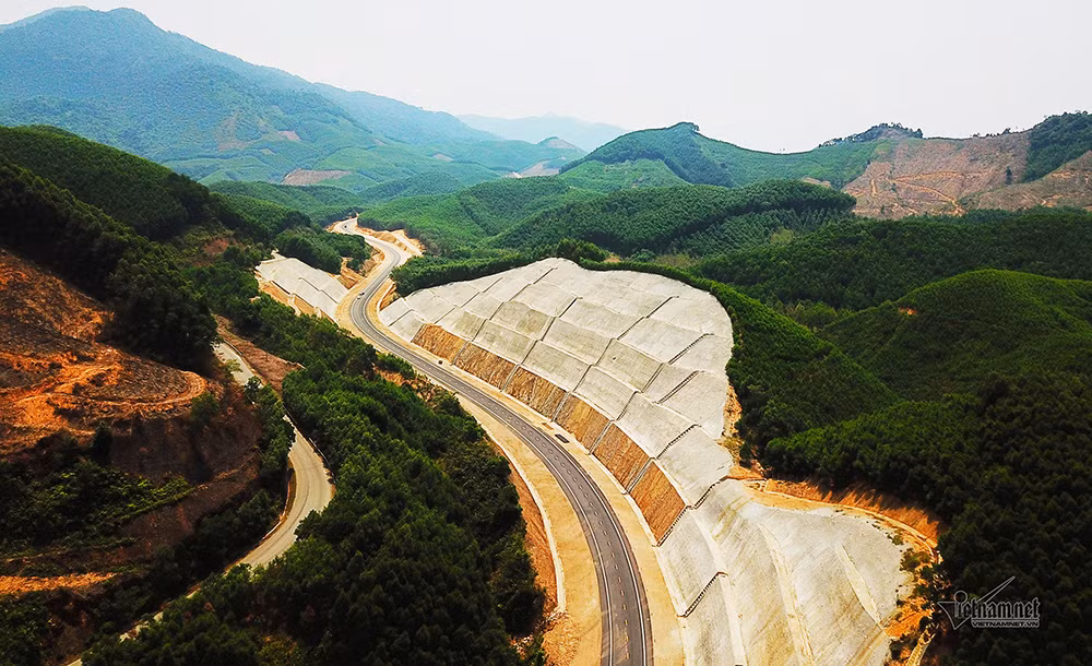 Khởi công năm 2015, cao tốc La Sơn - Túy Loan có tổng chiều dài 77,6km, đi qua tỉnh Thừa Thiên-Huế và TP Đà Nẵng, với tổng mức đầu tư hơn 11.000 tỷ đồng, theo hình thức BT.