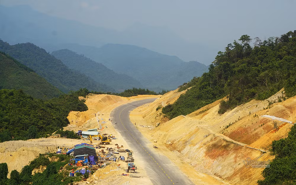 Cao tốc đi qua đoạn Bà Nà - Núi Chúa với núi rừng hai bên. Đây là dự án có nhiều đặc thù, địa hình đi qua các khu vực rừng núi hiểm trở nên công tác khảo sát, thiết kế kỹ thuật gặp không ít khó khăn