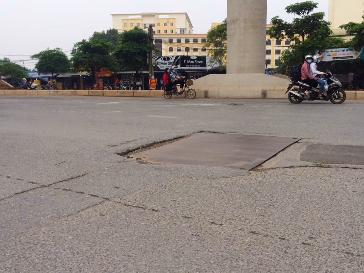 Trước đó, trên đường Cổ Linh (quận Long Biên, Hà Nội) có một chiếc ô tô 4 chỗ bị sập gầm, bung sườn trái xe do vấp phải nắp cống nhô lên khỏi mặt đường.