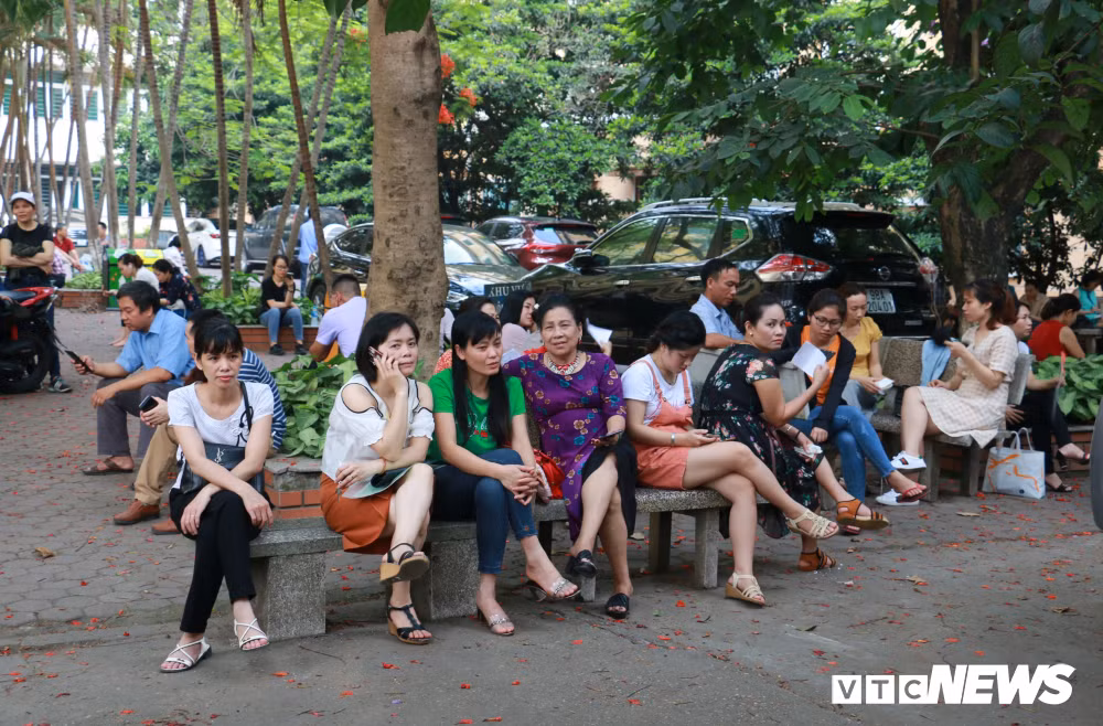 Chị Hoa - một phụ huynh đưa con đến dự thi chia sẻ: "Dù là kỳ thi vào cấp 3 nhưng ngồi chờ đợi con em mình vào thi tôi cũng rất lo lắng. Do từ nhà đến đây khoảng 40km, nên mẹ con tôi ở nhà người thân từ chiều qua"