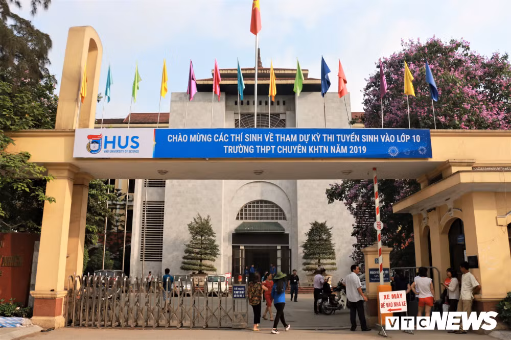 Sáng 26/5, Trường Đại học Khoa học Tự Nhiên (Nguyễn Trãi, Thanh Xuân, Hà Nội) tổ chức kỳ thi tuyển sinh vào lớp 10 Trường THPT chuyên KHTN năm 2019.