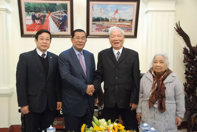 Thu tuong Hun Sen chia se nhung ky niem sau dam voi Dai tuong Le Duc Anh