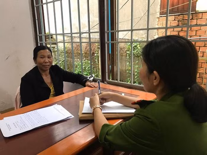  Nghi phạm sau đó nhanh chóng được tìm ra là Nghiêm Thị Nhi khi đang lẩn trốn tại thị trấn Liên Nghĩa, huyện Đức Trọng (cách hiện trường khoảng 50 km). Đối tượng khai đã dùng dao chém liên tục vào người bà Vượng khiến nạn nhân tử vong. Sau đó, nghi phạm tiếp tục tấn công 2 cháu bé.